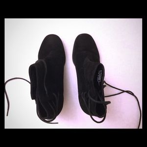 Lord&Taylor Black Suede Ankle Boots 6.5M